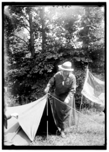 GIRL SCOUTS PICNIC AT HOME OF MRS. HERBERT HOOVER. MRS. HOOVER LCCN2016869393