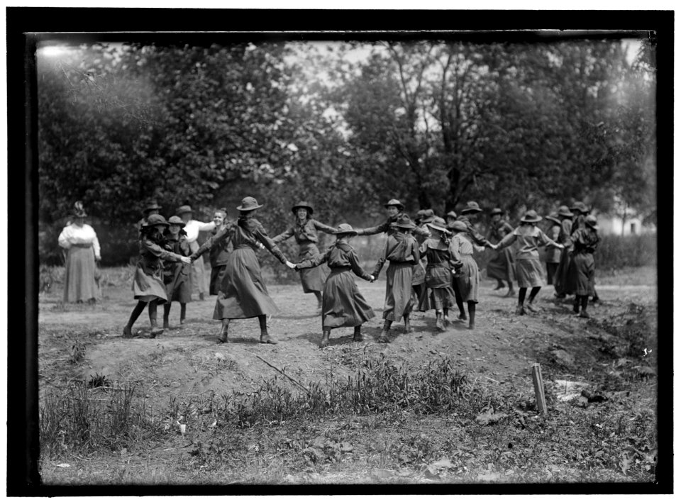 GIRL SCOUTS. ACTIVITIES AND PLAY LCCN2016867767