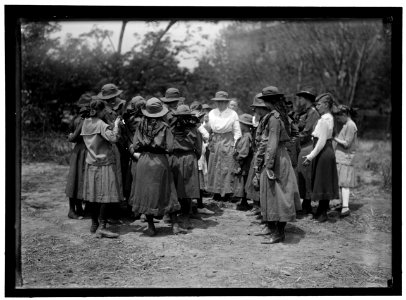GIRL SCOUTS. ACTIVITIES AND PLAY LCCN2016867770