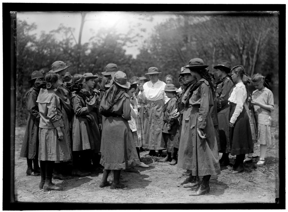 GIRL SCOUTS. ACTIVITIES AND PLAY LCCN2016867775