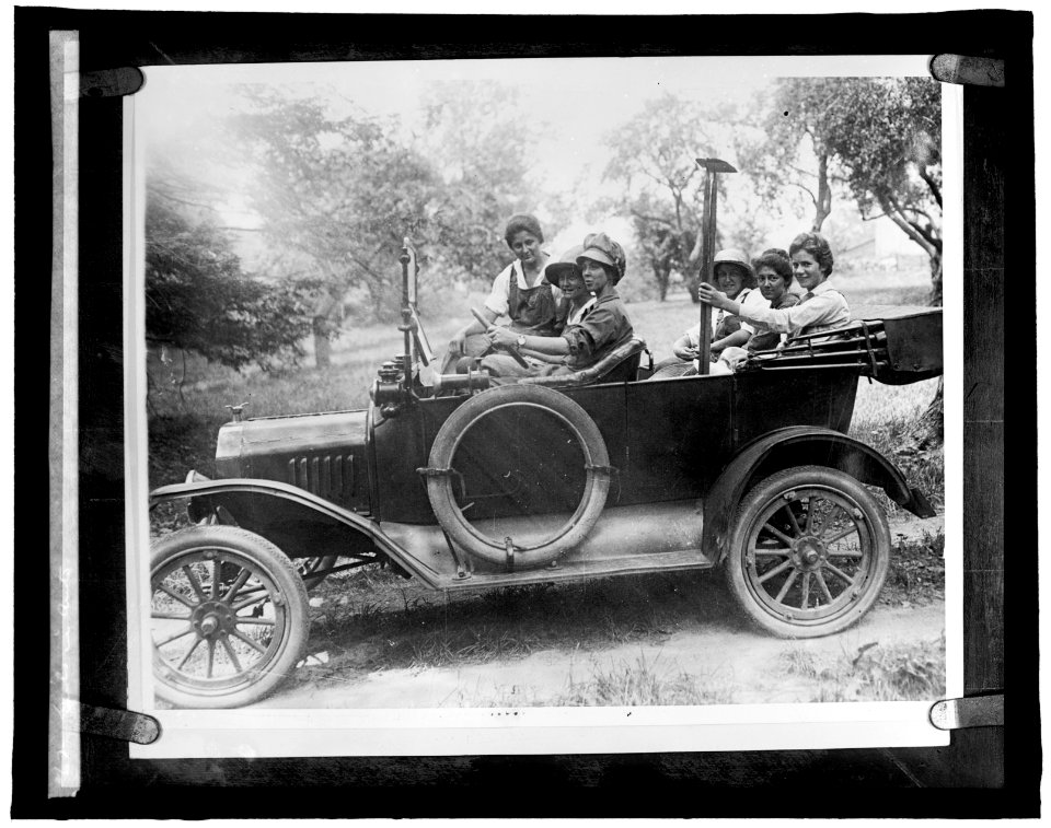 Girls in auto LCCN2016824344