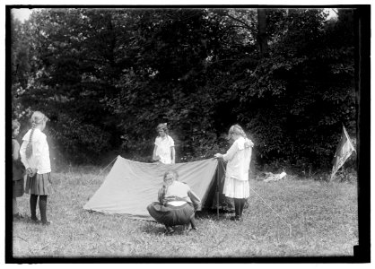 GIRL SCOUTS. PICNIC AT HOME OF MRS. HERBERT HOOVER LCCN2016869386