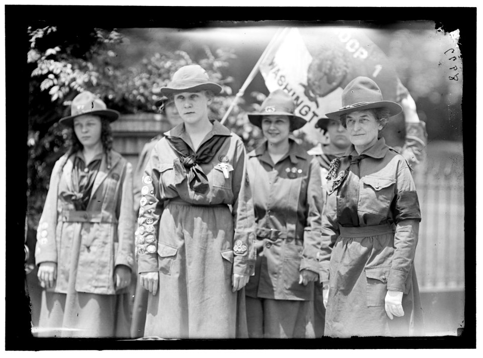 GIRL SCOUTS. TROOP -1. MRS. JULIETTE LOW, FOUNDER, RIGHT; ELENORE PUTSSKE, CENTER; EVALINE GLANCE, 2ND FROM RIGHT LCCN2016867950
