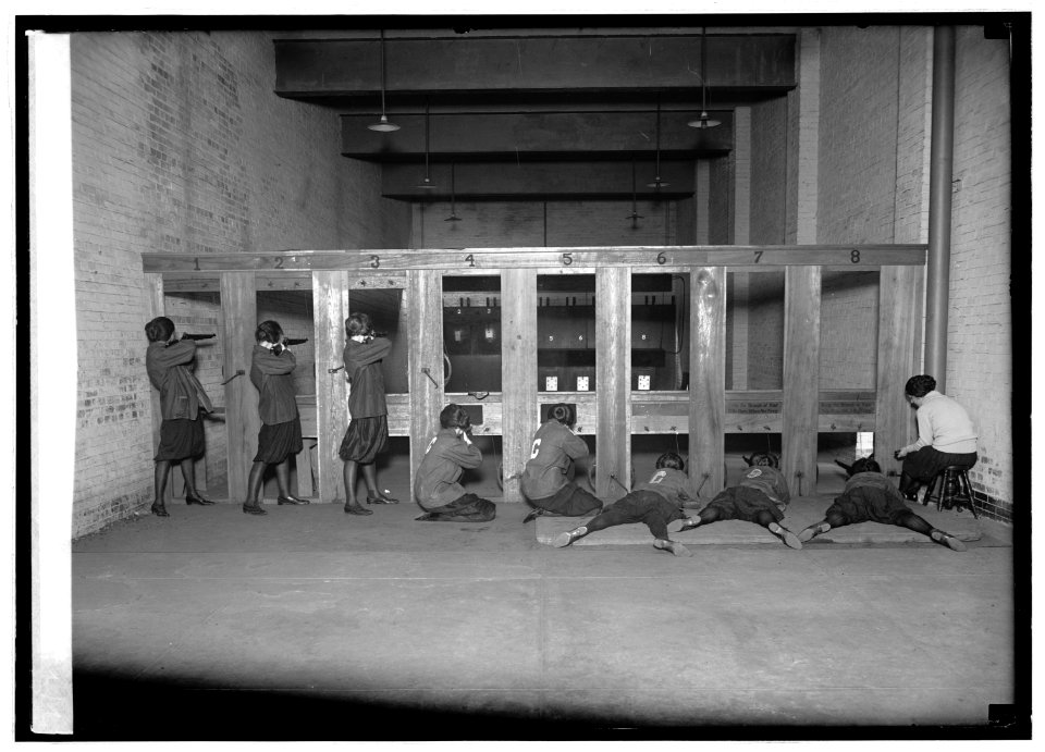 Girls rifle team, 11-10-22 LCCN2016846865
