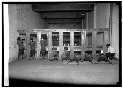 Girls rifle team, 11-10-22 LCCN2016846865