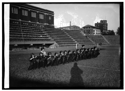Girls rifle team, Central, 11-9-22 LCCN2016846867
