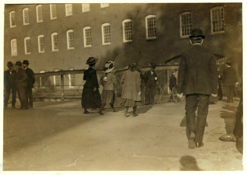 Girls working in Amoskeag Mfg. Co. Manchester, N.H. May 25, 1909. LOC nclc.01790