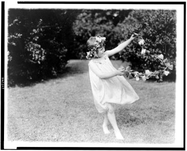 Girl, with flowers in hair, holding flower garland LCCN93505124