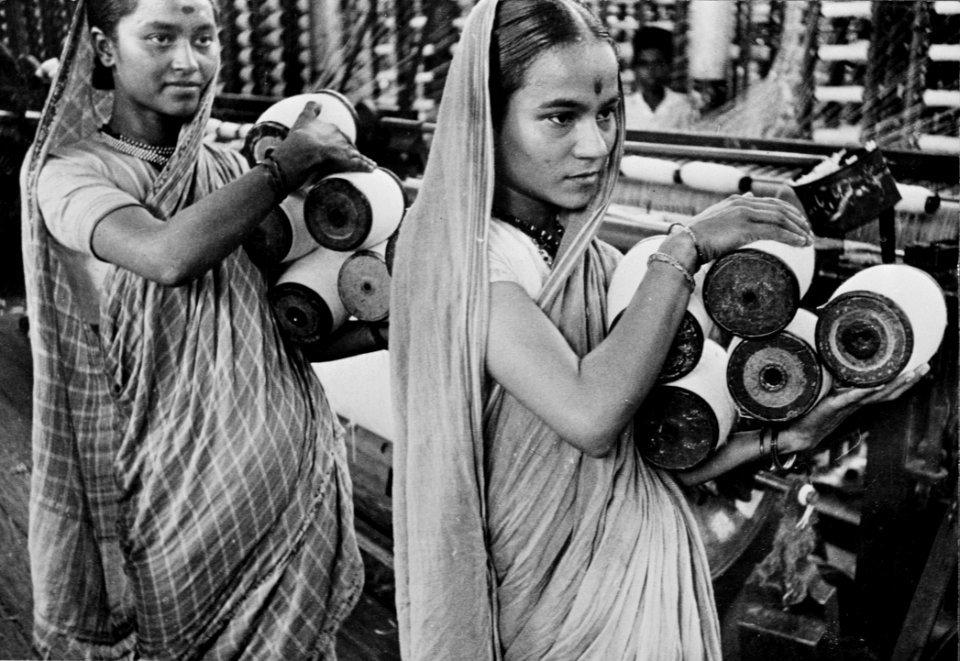 Girl workers in a booming Bombay textile mill 8b09843v