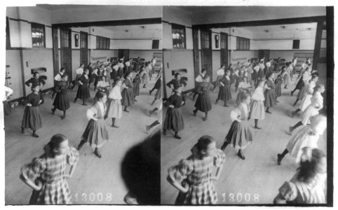 Girls in dance class LCCN2003656081