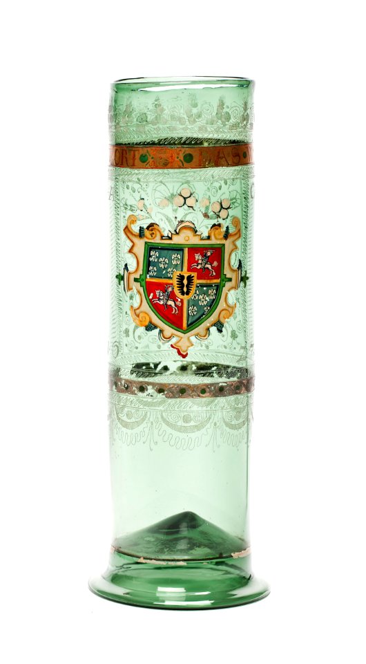 Glas från 1627 med ristade bårder och blomrankor samt målat brahevapen under krona - Skoklosters slott - 97167