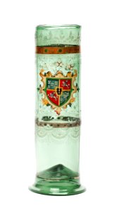 Glas från 1627 med ristade bårder och blomrankor samt målat brahevapen under krona - Skoklosters slott - 97167