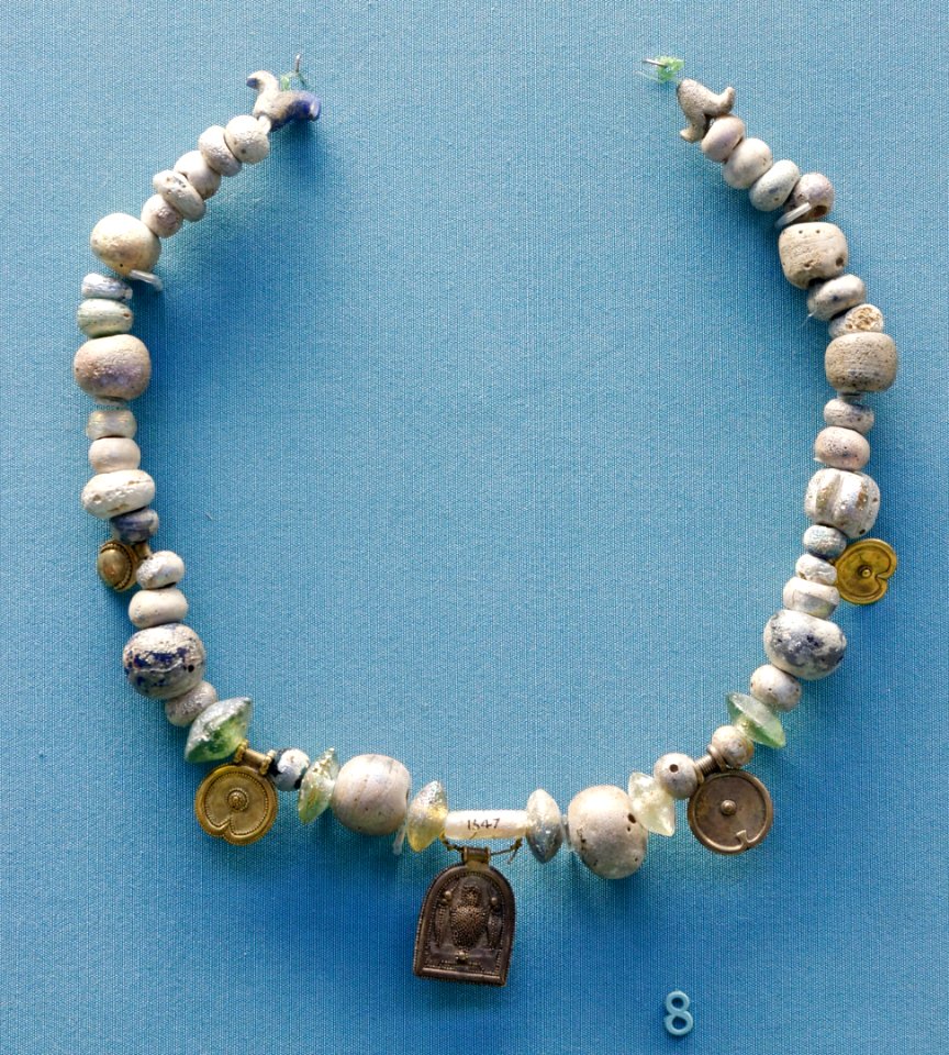 Glass necklace BM WA 133334