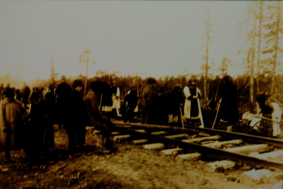 Gleisverlegung beim Bau der Murmanbahn, 1916