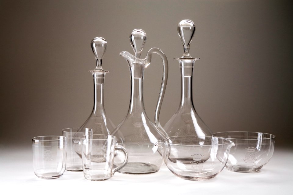 Glasservis. Vapenservisen. Karaffer, glas, skålar. Utställningen Smak av svunnen tid år 2007 - Hallwylska museet - 86350