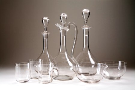 Glasservis. Vapenservisen. Karaffer, glas, skålar. Utställningen Smak av svunnen tid år 2007 - Hallwylska museet - 86350