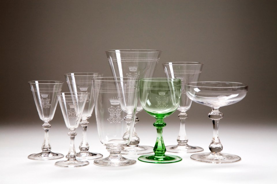 Glasservis. Vapenservisen. Glas på fot. Utställningen Smak av svunnen tid år 2007 - Hallwylska museet - 86349