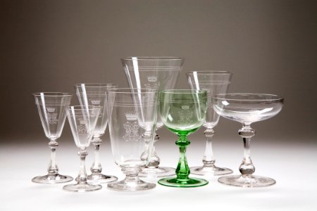 Glasservis. Vapenservisen. Glas på fot. Utställningen Smak av svunnen tid år 2007 - Hallwylska museet - 86349