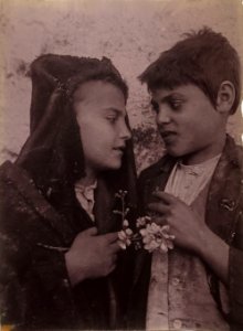 Gloeden, Wilhelm von (1856-1931) - Due monelli con fiori di mandorlo, n. 0155 B recto photo