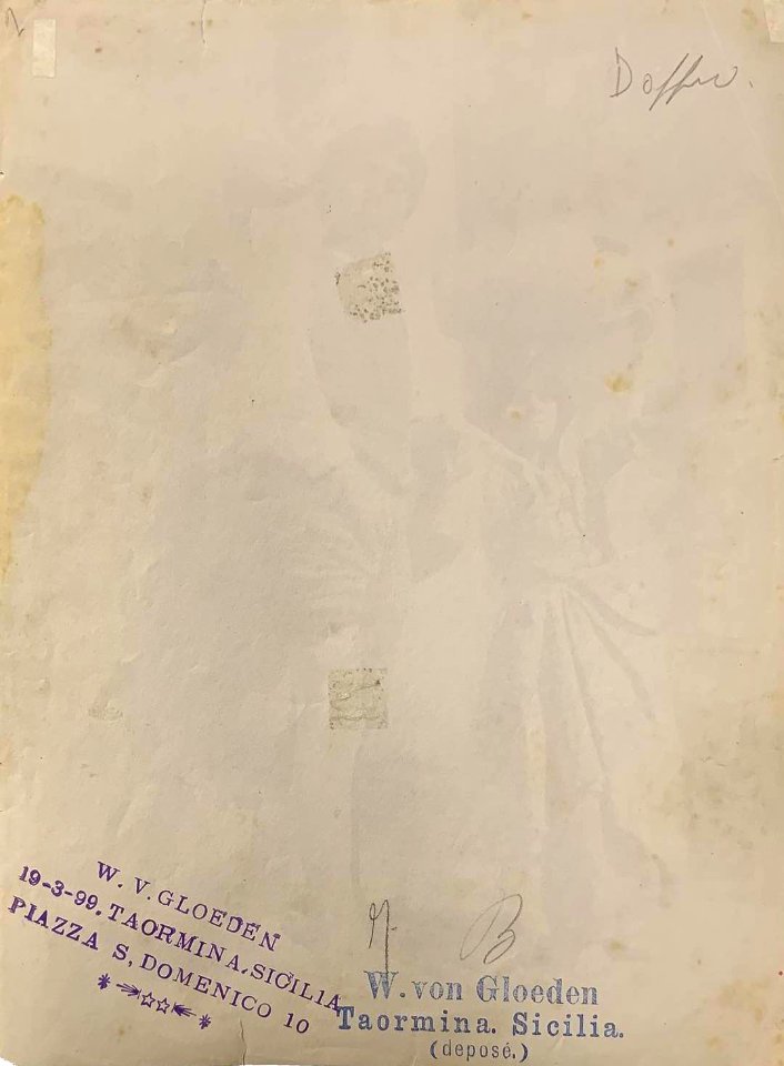 Gloeden, Wilhelm von (1856-1931) - n. 0007 B verso. Cm 17x22. Amore e arte, p. 44. Aste LaRosa
