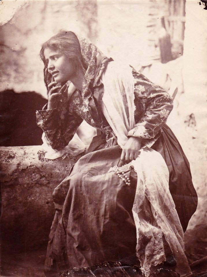 Gloeden, Wilhelm von (1856-1931) - n. 0010 - Ragazza taorminese