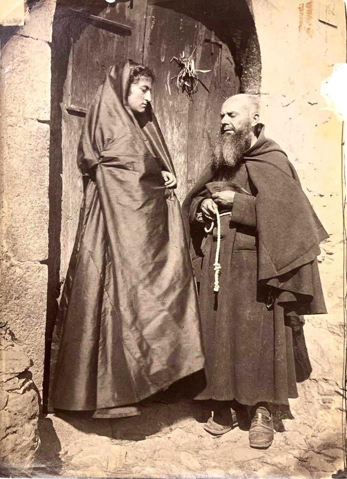 Gloeden, Wilhelm von (1856-1931) - n. 0019 (Archivio Crupi) - Donna e confessore - da - Sicilia mitica Arcadia - p. 73