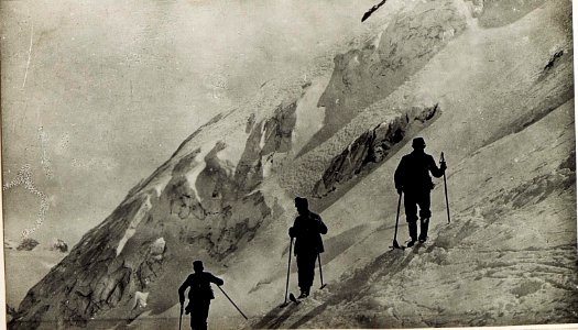 Gletscherbruch unterhalb der Marmolatascharte. Oberleutnant Handl und zwei Bergführer, 30.4.1917. (BildID 15584991)