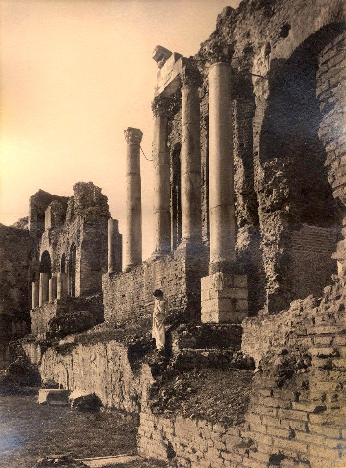 Gloeden, Wilhelm von (1856-1931) - n. 0037B - Teatro greco di Taormina - Da Crupi