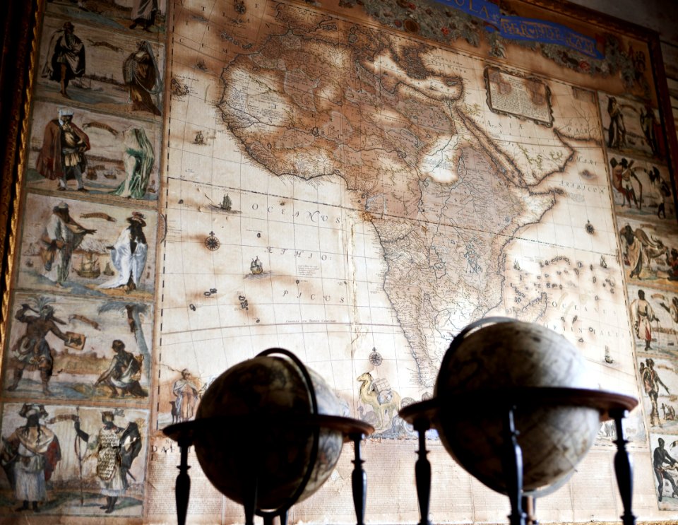 Glober och karta i Skoklosters bibliotek - Skoklosters slott - 90126
