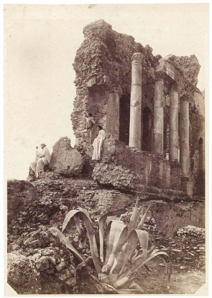 Gloeden, Wilhelm von (1856-1931) - n. 0060 recto - Teatro Greco di Taormina con autoritratto
