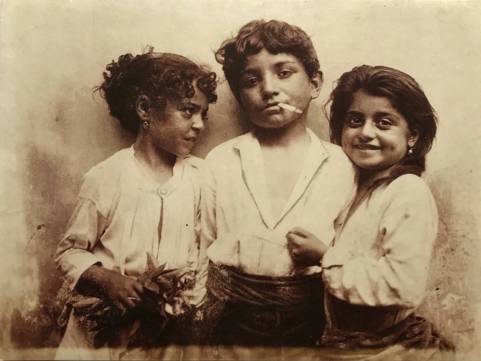 Gloeden, Wilhelm von (1856-1931) - Due bambine e un bambino che fuma, n. 2257 recto