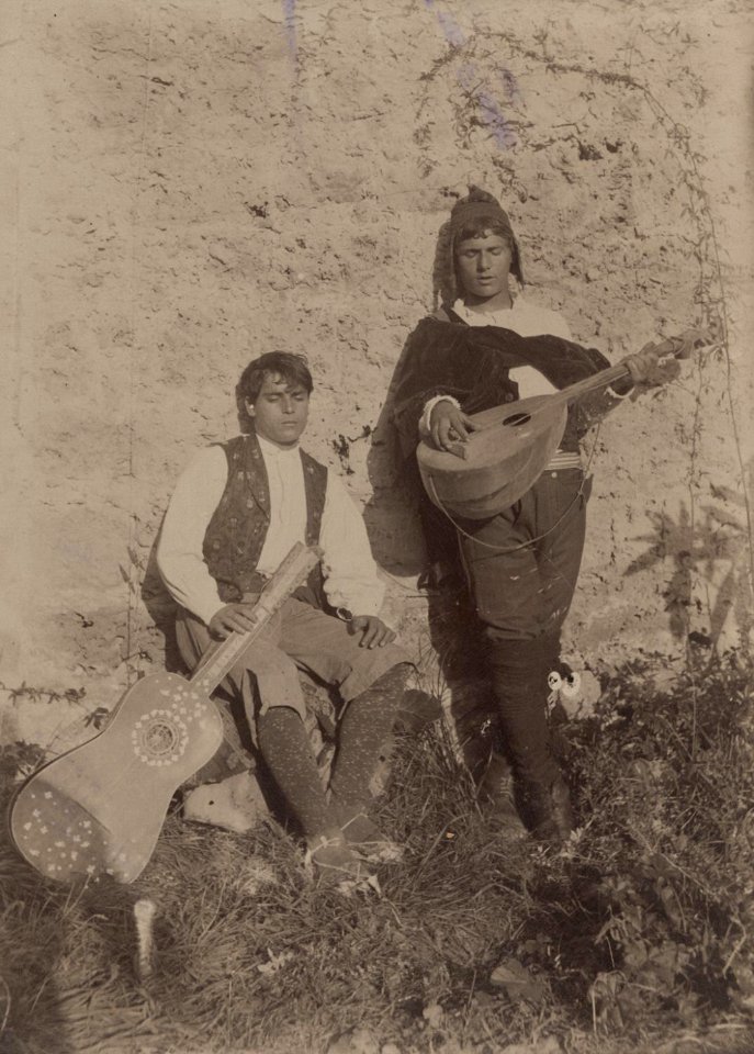 Gloeden, Wilhelm von (1856-1931) - Musicanti di Francavilla al Mare, Philadelphia Museum of Art, cm 16,5×12,1