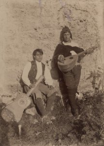 Gloeden, Wilhelm von (1856-1931) - Musicanti di Francavilla al Mare, Philadelphia Museum of Art, cm 16,5×12,1