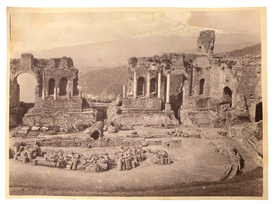 Gloeden, Wilhelm von (1856-1931) - n. 0107 recto - Teatro Greco, Taormina