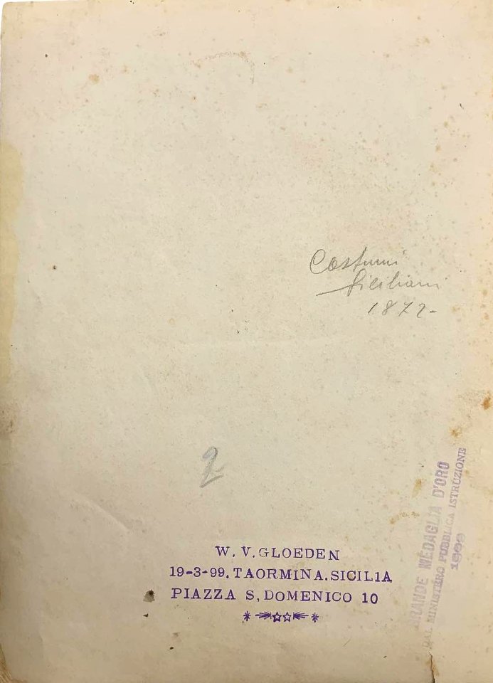 Gloeden, Wilhelm von (1856-1931) - n. 0002 verso - Costumi siciliani, 1872. Vincitore medaglia d'oro Ministero dell'educazione, 1900. Cm 17x22. Aste LaRosa