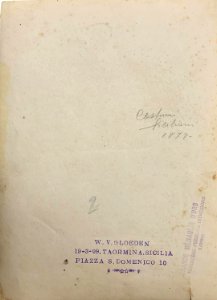 Gloeden, Wilhelm von (1856-1931) - n. 0002 verso - Costumi siciliani, 1872. Vincitore medaglia d'oro Ministero dell'educazione, 1900. Cm 17x22. Aste LaRosa