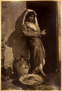 Gloeden, Wilhelm von (1856-1931) - n. 0006 B - Limina - Bambina che fila - da - Sicilia mitica arcadia, p. 58 - Galerie Bessange
