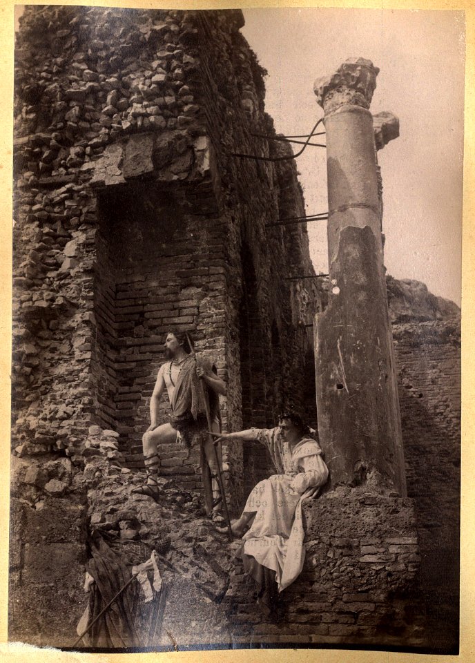 Gloeden, Wilhelm von (1856-1931) - n. 0110 - Taormina - Teatro Greco con autoritratto - Beautés siciliennes, p. 119