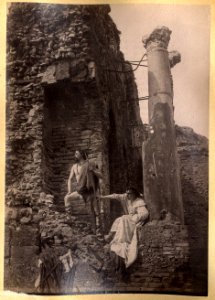 Gloeden, Wilhelm von (1856-1931) - n. 0110 - Taormina - Teatro Greco con autoritratto - Beautés siciliennes, p. 119