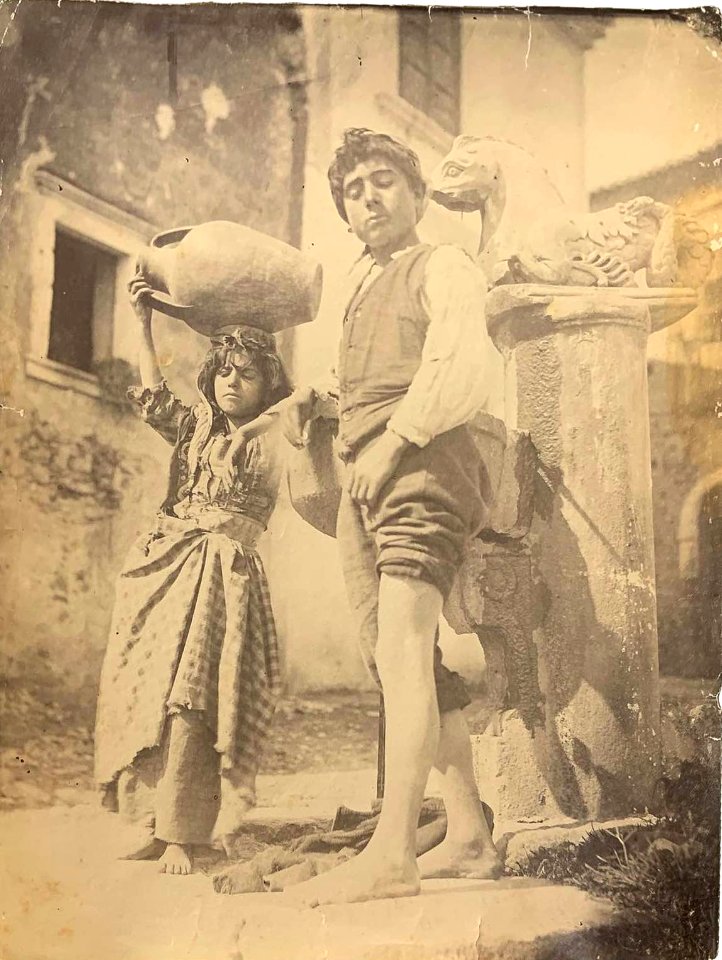 Gloeden, Wilhelm von (1856-1931) - n. 0007 B recto. Bambino e bambina alla fontana. Cm 17x22 Amore e arte, p. 44. Aste LaRosa