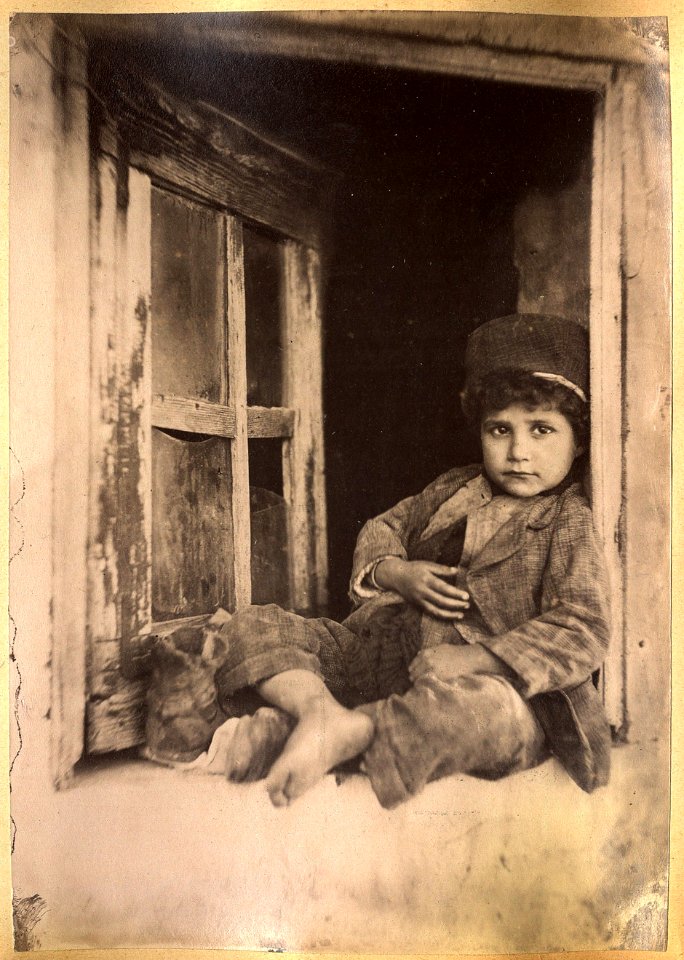 Gloeden, Wilhelm von (1856-1931) - n. 0009 - Bimbo - Galerie Bessange - da - Beautés siciliennes, p. 117