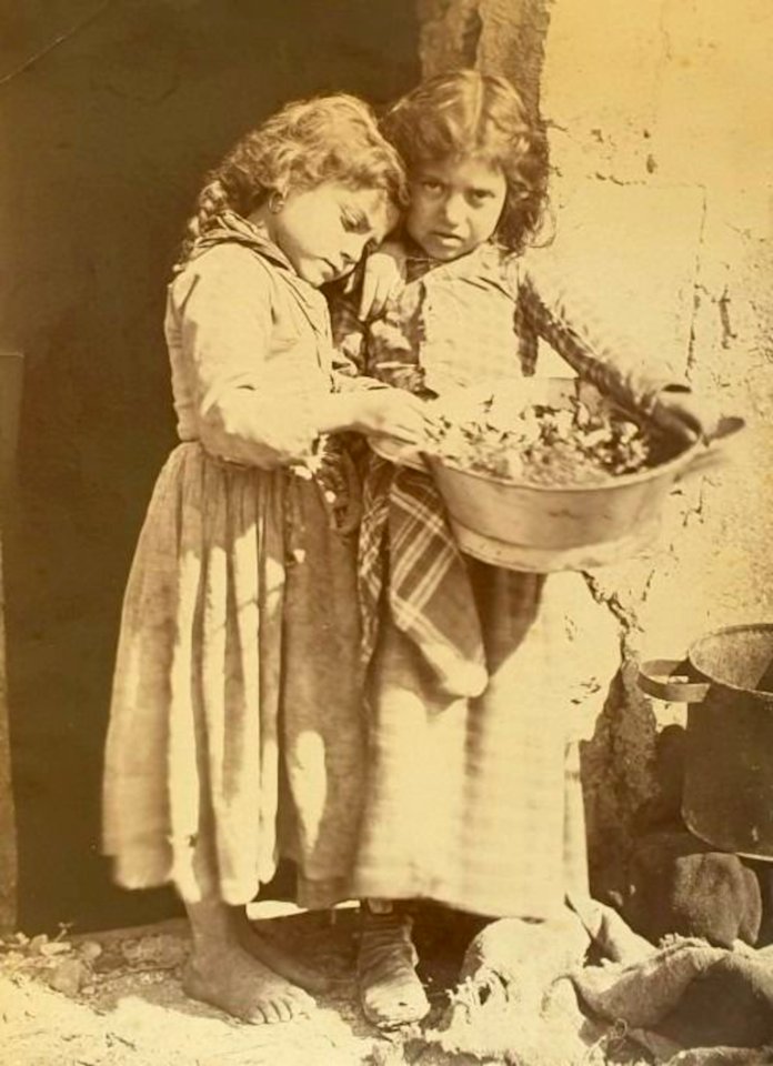 Gloeden, Wilhelm von (1856-1931) - n. 0018 - Bambine taorminesi 1880s