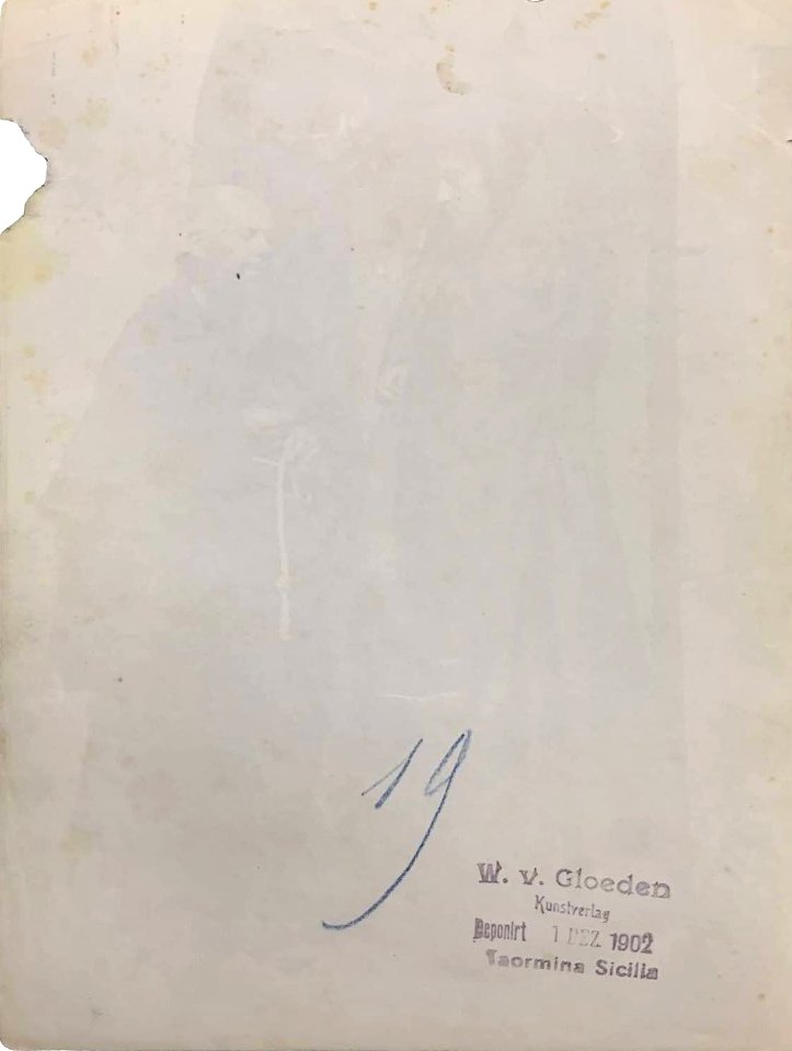 Gloeden, Wilhelm von (1856-1931) - n. 0019 verso. Timbrata. Cm 17x22. Deponirt 1 Dez 1902