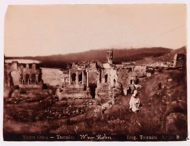 Gloeden, Wilhelm von (1856-1931) - n. 0030B - Teatro greco - Taormina - Sehnsucht nach Arkadien, p. 67