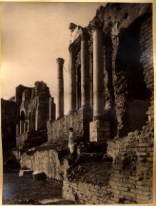 Gloeden, Wilhelm von (1856-1931) - n. 0037B - Taormina - Teatro greco -Beautés siciliennes, p. 121 - Galerie Bessange