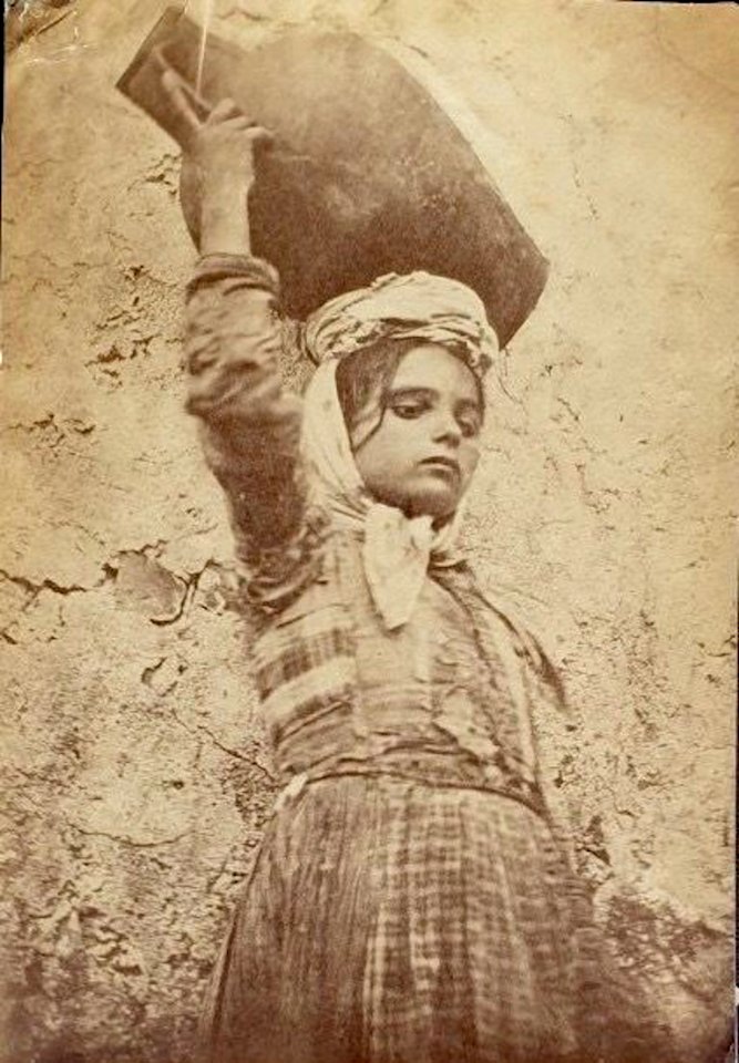 Gloeden, Wilhelm von (1856-1931) - n. 0038 B - Bambina con anfora - ca.1900.