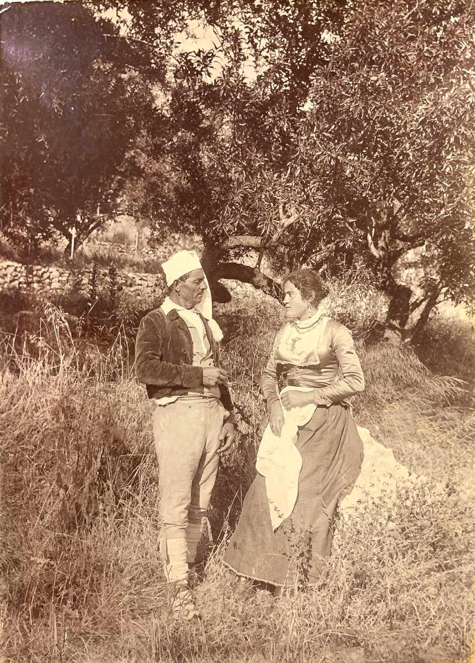 Gloeden, Wilhelm von (1856-1931) - n. 0002 recto - Costumi siciliani, 1872. Vincitore medaglia d'oro Ministero dell'educazione, 1900. Cm 17x22. Aste LaRosa