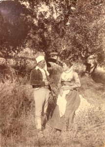 Gloeden, Wilhelm von (1856-1931) - n. 0002 recto - Costumi siciliani, 1872. Vincitore medaglia d'oro Ministero dell'educazione, 1900. Cm 17x22. Aste LaRosa