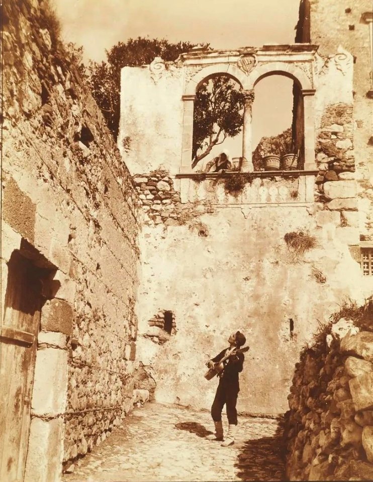 Gloeden, Wilhelm von (1856-1931) - n. 0218 - Taormina - Palazzo Ciampoli - da - Sicilia mitica arcadia, p. 87