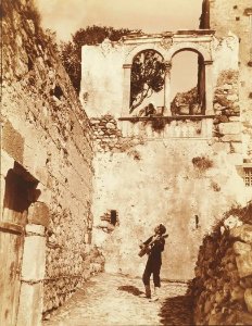 Gloeden, Wilhelm von (1856-1931) - n. 0218 - Taormina - Palazzo Ciampoli - da - Sicilia mitica arcadia, p. 87